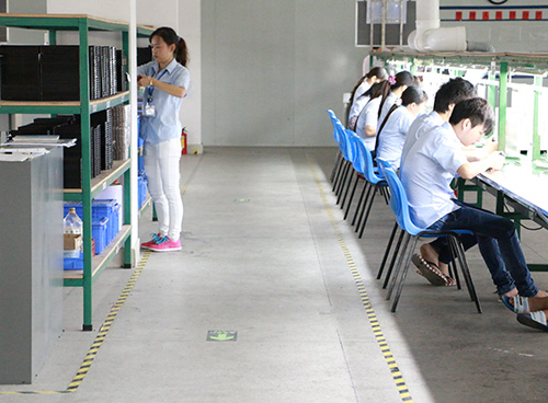 車間中堆放整齊的半成品及認(rèn)真工作的同事