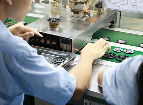 生產(chǎn)40MM這樣大的耳機(jī)喇叭我們也使用精密的點(diǎn)膠機(jī)確保品質(zhì)的一致性及完美的外觀